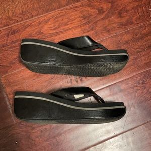 Volatile platform flip flops back size 9